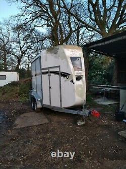 Twin axle box trailer with ramps