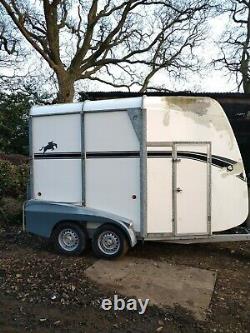 Twin axle box trailer with ramps
