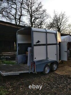 Twin axle box trailer with ramps