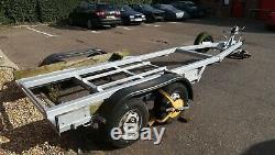 Twin axle braked trailer for bilge keel yacht boat