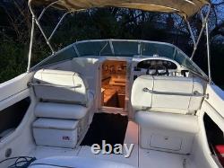 Bateau Sea Ray 215 Express Cruiser avec remorque freinée à double essieu