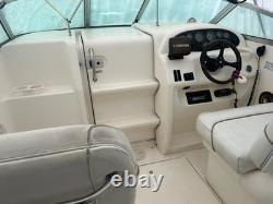 Bateau Sea Ray 215 Express Cruiser avec remorque freinée à double essieu