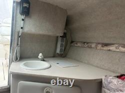 Bateau Sea Ray 215 Express Cruiser avec remorque freinée à double essieu