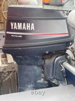 Bateau de pêche de 19 pieds couleur sarcelle, remorque à double essieu, moteur hors-bord Yamaha de 50 ch