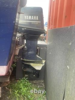 Bateau de pêche de 19 pieds couleur sarcelle, remorque à double essieu, moteur hors-bord Yamaha de 50 ch
