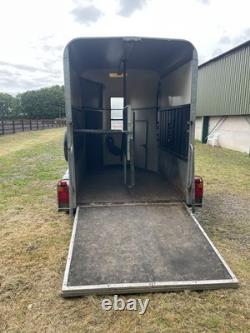Bateson Remorque pour chevaux blanche à deux essieux, 2 places, rampe arrière, jusqu’à 3,5 tonnes