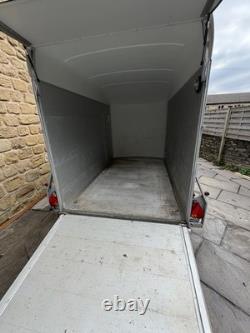 Nouvelle remorque fourgon à double essieu Debon C500 en noir + côtés composites 2000 kg ? TTC