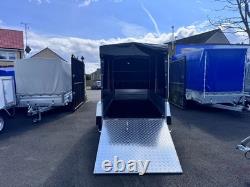 REMORQUE NEUVE DE 2,65 m x 1,30 m À DEUX ESSIEUX AVEC COUVERTURE DE CADRE DE 150 CM ET RAMPE