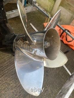 Regal 1800LSR. V8 5,7 L de 350 chevaux sur une remorque à deux essieux extrême