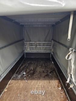 Remorque à caisses couvertes à double essieu grande taille avec toile, remorque utilitaire robuste.