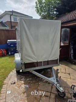 Remorque à caisses couvertes à double essieu grande taille avec toile, remorque utilitaire robuste.