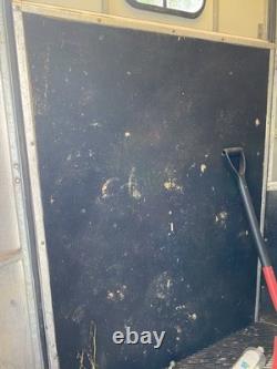 Remorque à chevaux à double essieu Ifor Williams 510 Noir Classique Remorque à chevaux à double essieu Ifor Williams 510 Noir Classique