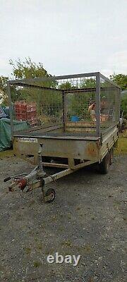 Remorque à deux essieux de 1,5 tonne (1500 kg) avec bon freins et lumières, avec cage, lit de 8 pieds par 5 pieds.