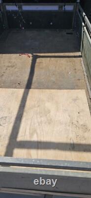 Remorque à deux essieux de 2,2 m de long, 1,2 m de large et 2,1 m de haut, en très bon état