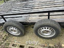Remorque à deux essieux pouvant être utilisée comme plateau de plus de 14 pieds par plus de 7 pieds.