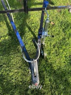 Remorque à double essieu 10 pieds x 5,5 pieds sans freins, côtés en treillis et rampe. Nécessite une planche de sol.