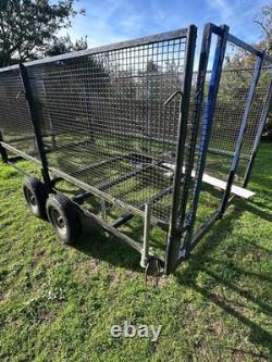 Remorque à double essieu 10 pieds x 5,5 pieds sans freins, côtés en treillis et rampe. Nécessite une planche de sol.