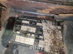 Remorque à timon, tandem à double essieu, roues jumelées, suspension pneumatique, avec portes latérales coulissantes