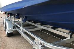 Remorque de bateau à double essieu avec support de quille 3000 kg