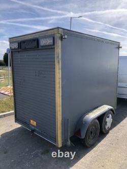 Remorque de restauration économique à double essieu avec porte à volet roulant, bonne base pour commencer, reprise possible (P/X)