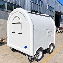 Remorque de restauration mobile compacte blanche à double essieu avec pod arrondi et doubles trappes de service