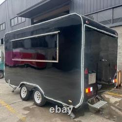 Remorque de restauration noire à double essieu avec doubles trappes, intérieur en acier inoxydable et hotte aspirante