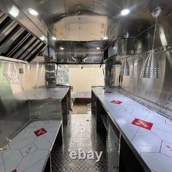 Remorque de restauration noire à double essieu avec doubles trappes, intérieur en acier inoxydable et hotte aspirante