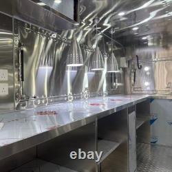 Remorque de restauration noire à double essieu avec doubles trappes, intérieur en acier inoxydable et hotte aspirante