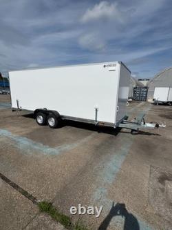 Remorque fermée pour voiture 19,6 pi x 6,5 pi x 6,5 pi 3500 kg double essieu @wychavon
