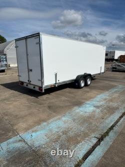 Remorque fermée pour voiture 19,6 pi x 6,5 pi x 6,5 pi 3500 kg double essieu @wychavon
