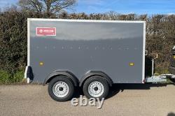Remorque fourgon Cargo Boxxa 855TB 8' x 5' x 5' à double essieu freinée 2600 kg Remorque fourgon Cargo Boxxa 855TB 8' x 5' x 5' à double essieu freinée 2600 kg