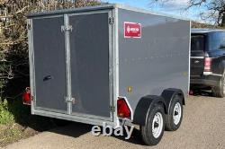 Remorque fourgon Cargo Boxxa 855TB 8' x 5' x 5' à double essieu freinée 2600 kg Remorque fourgon Cargo Boxxa 855TB 8' x 5' x 5' à double essieu freinée 2600 kg