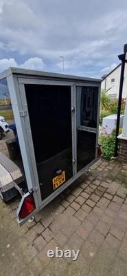 Remorque fourgon noire/argentée à double porte, double essieu, longueur 3,84 m, largeur 1,95 m