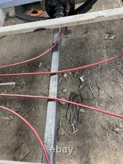 Remorque porte-engins Indespension 2700 kg à double essieu freinée avec plateau biseauté