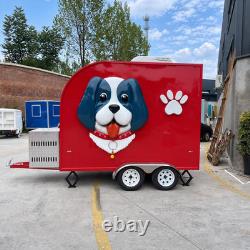 Remorque rouge à double essieu pour salon mobile de toilettage canin, avec baignoire et table de toilettage