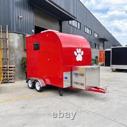 Remorque rouge à double essieu pour salon mobile de toilettage canin, avec baignoire et table de toilettage