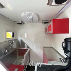 Remorque rouge à double essieu pour salon mobile de toilettage canin, avec baignoire et table de toilettage