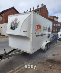 Swop, camion. Grande remorque fourgon sur mesure fabriquée par Wessex Trailers, double essieu