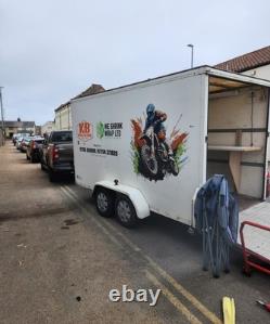 Swop, camion. Grande remorque fourgon sur mesure fabriquée par Wessex Trailers, double essieu