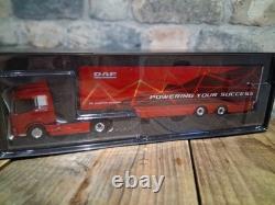 Tracteur DAF XD 4x2 avec semi-remorque à caisse à direction arrière à double essieu 150 WSI