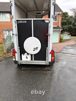 Van à chevaux Ifor Williams HB403 à double essieu avec rampe arrière