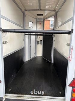 Van à chevaux Ifor Williams HB403 à double essieu avec rampe arrière