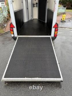 Van à chevaux Ifor Williams HB403 à double essieu avec rampe arrière