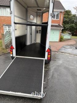 Van à chevaux Ifor Williams HB403 à double essieu avec rampe arrière