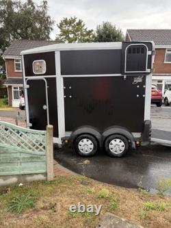 Van à chevaux Ifor Williams HB403 à double essieu avec rampe arrière